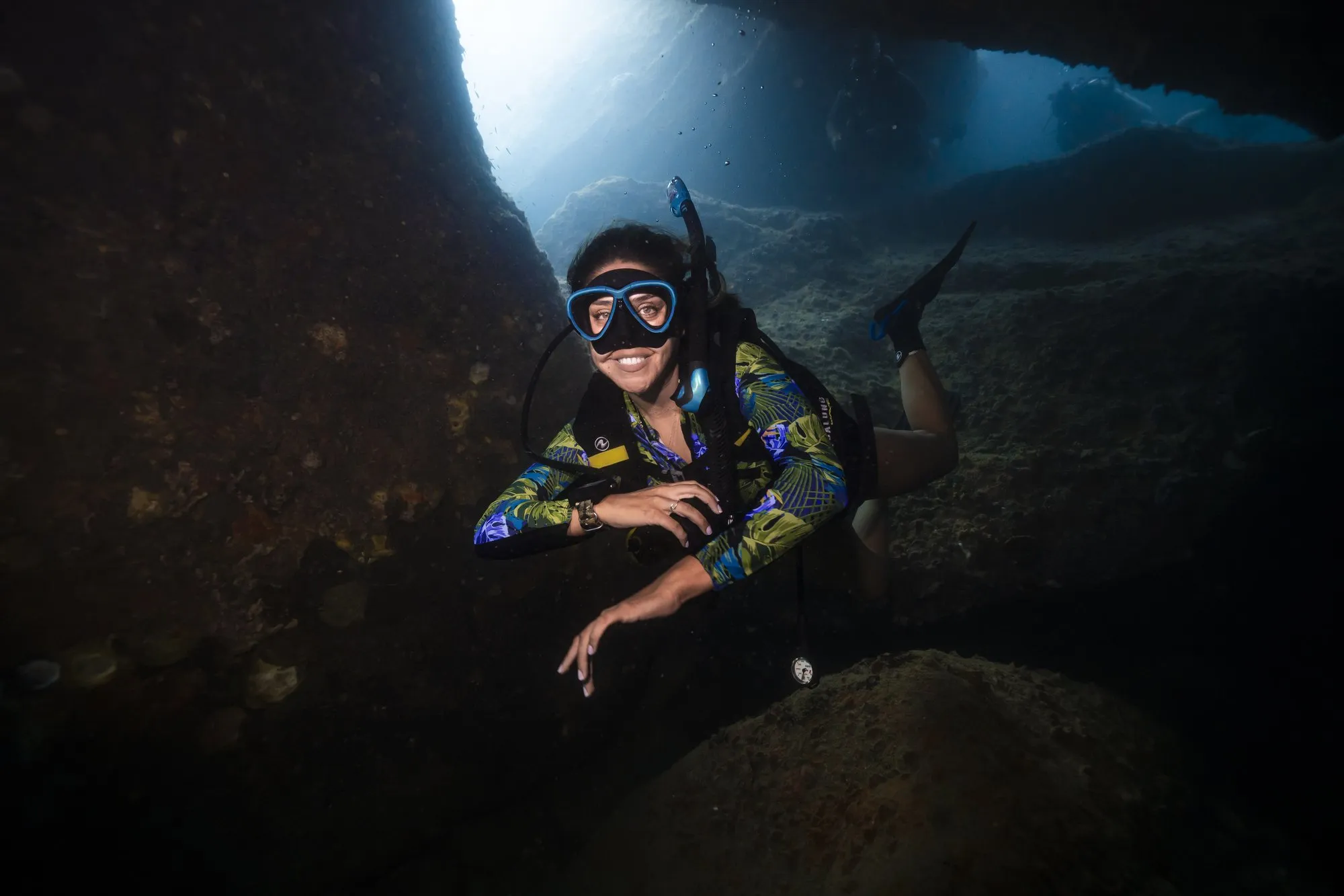 Charlotte buceando dentro de una cueva submarina