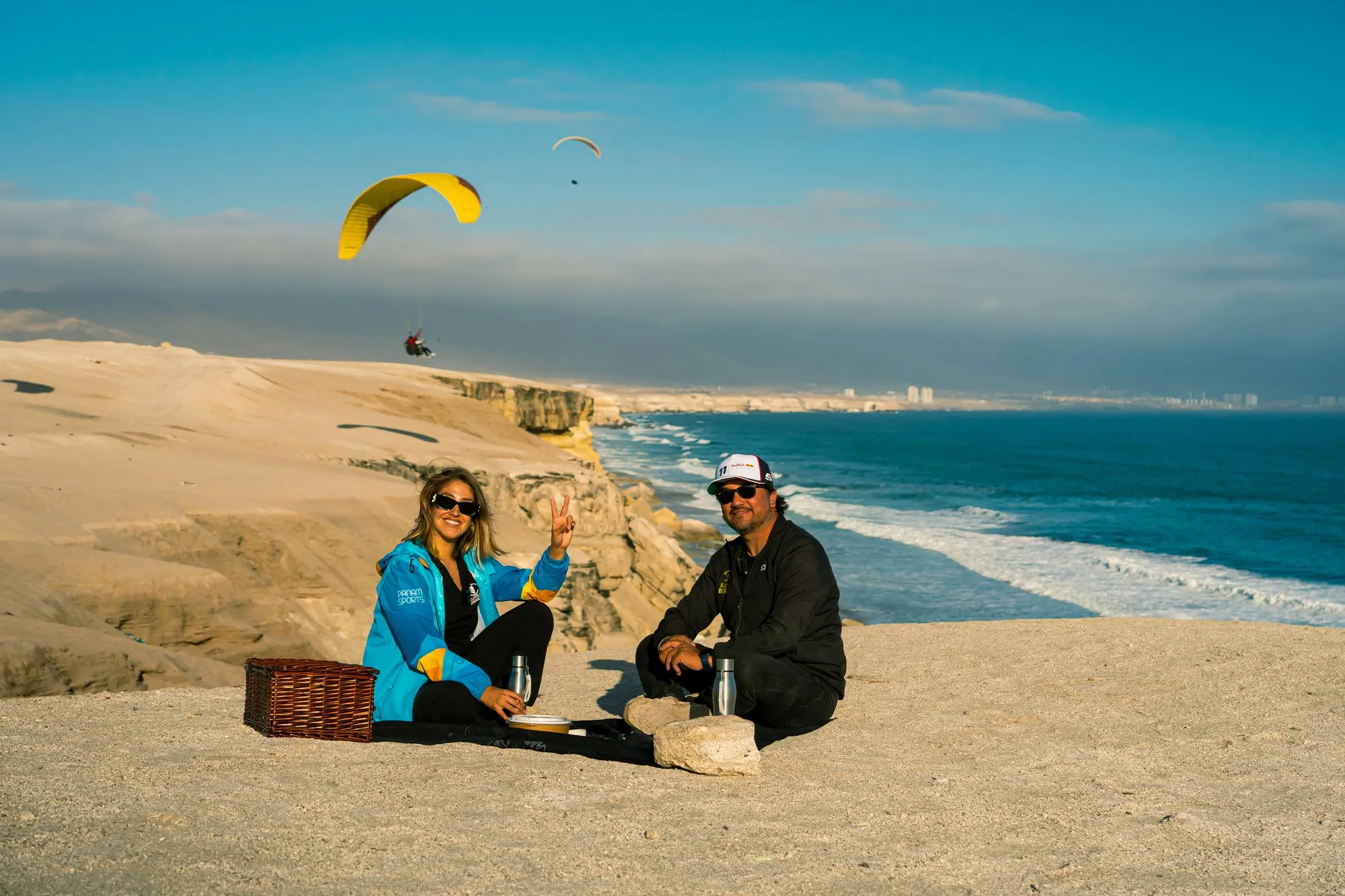 Charlotte conversando con un parapentista en el borde costero de Antofagasta