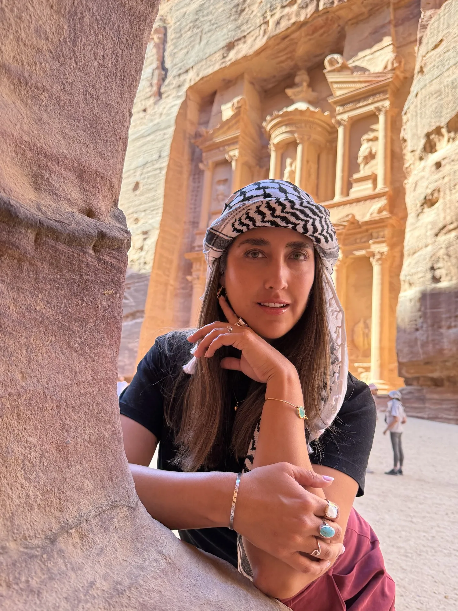 Charlotte frente al Tesoro de Petra, en Jordania